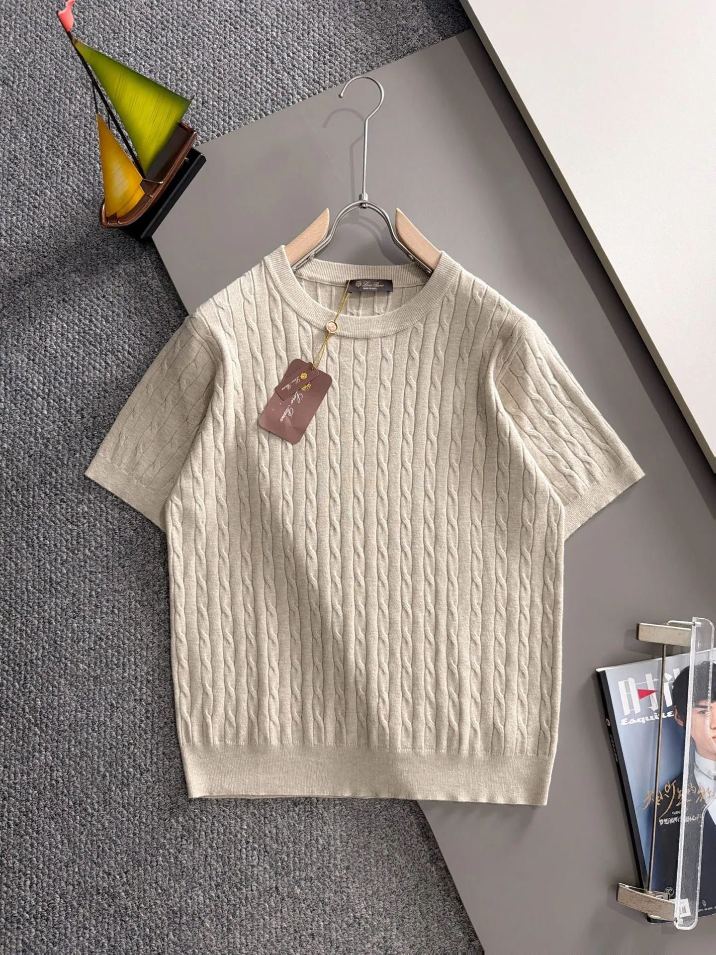 LP high quality Loro Piana 26ss New Arrival men's short-sleeved knitted T-shirt. Made of combed cotton yarn knitted cotton fabric, no pressure when entering and exiting the counter. Exclusive control of raw materials. It feels substantial when weighed, and the upper body is more textured than ordinary T-shirts. This texture can handle the weather easily and is suitable for both hot and cold! Loose fit design, looks noble. The only correct version is available Size: M to 3XL